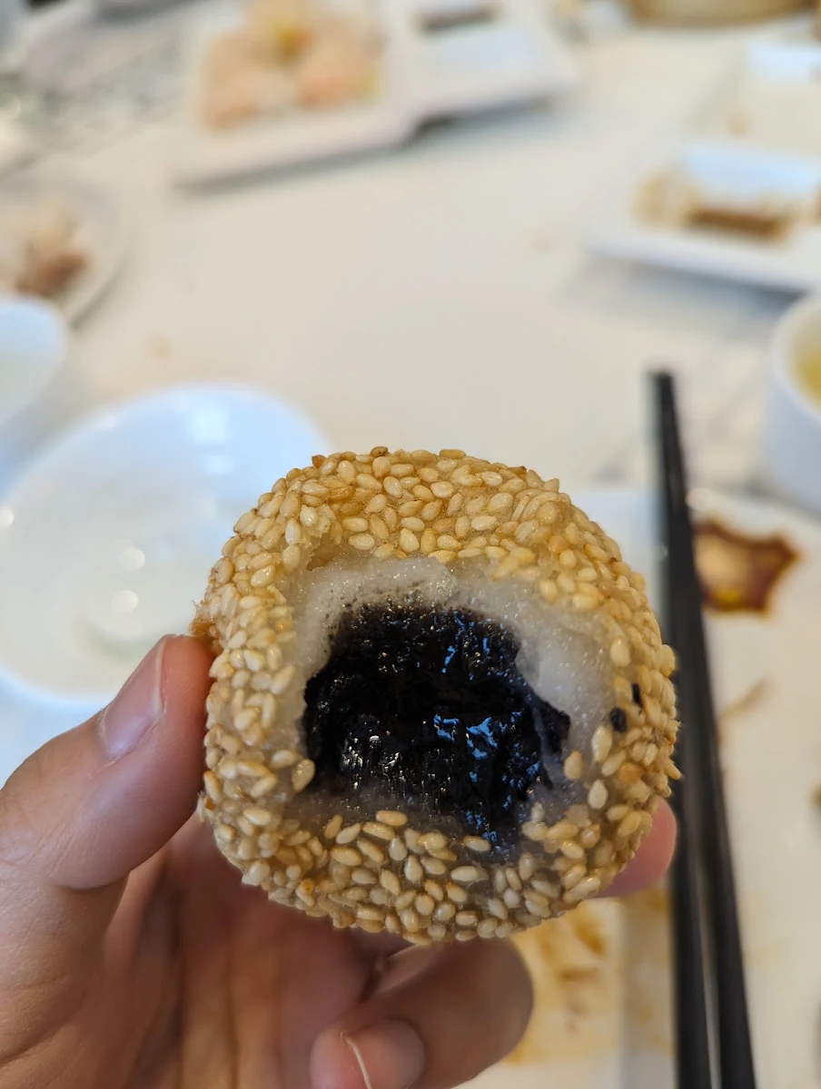 豆沙煎堆 Deep Fried Sesame Ball with Red Bean Paste